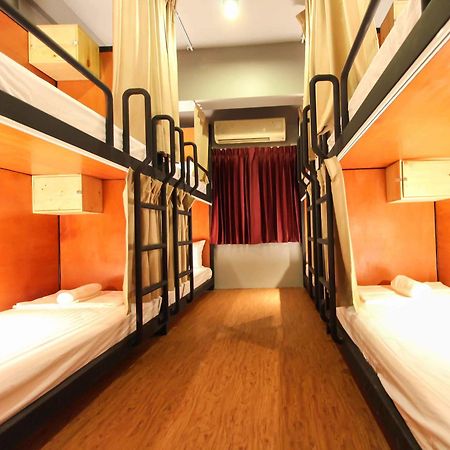 Thonglor Travellers Hostel And Cafe Bangkok Bagian luar foto