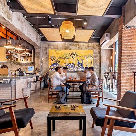 Thonglor Travellers Hostel And Cafe Bangkok Bagian luar foto