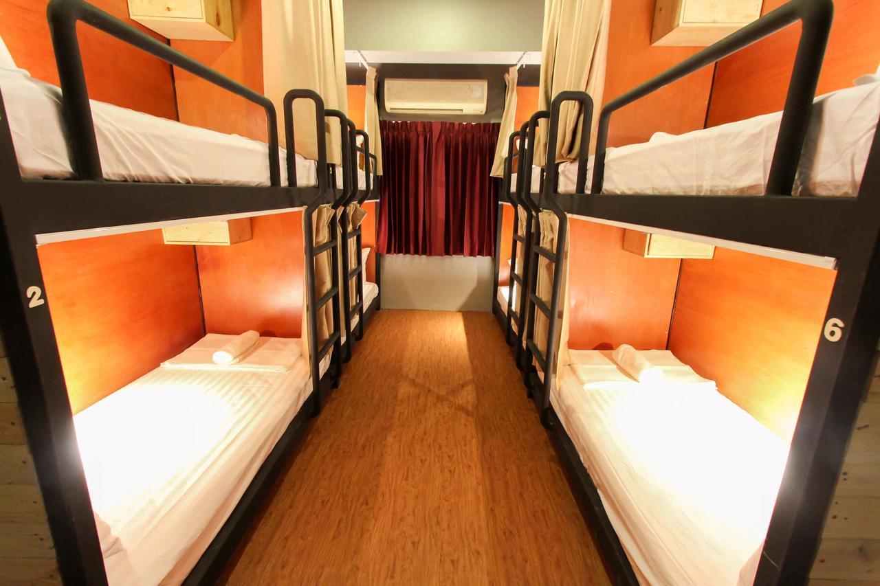 Thonglor Travellers Hostel And Cafe Bangkok Bagian luar foto