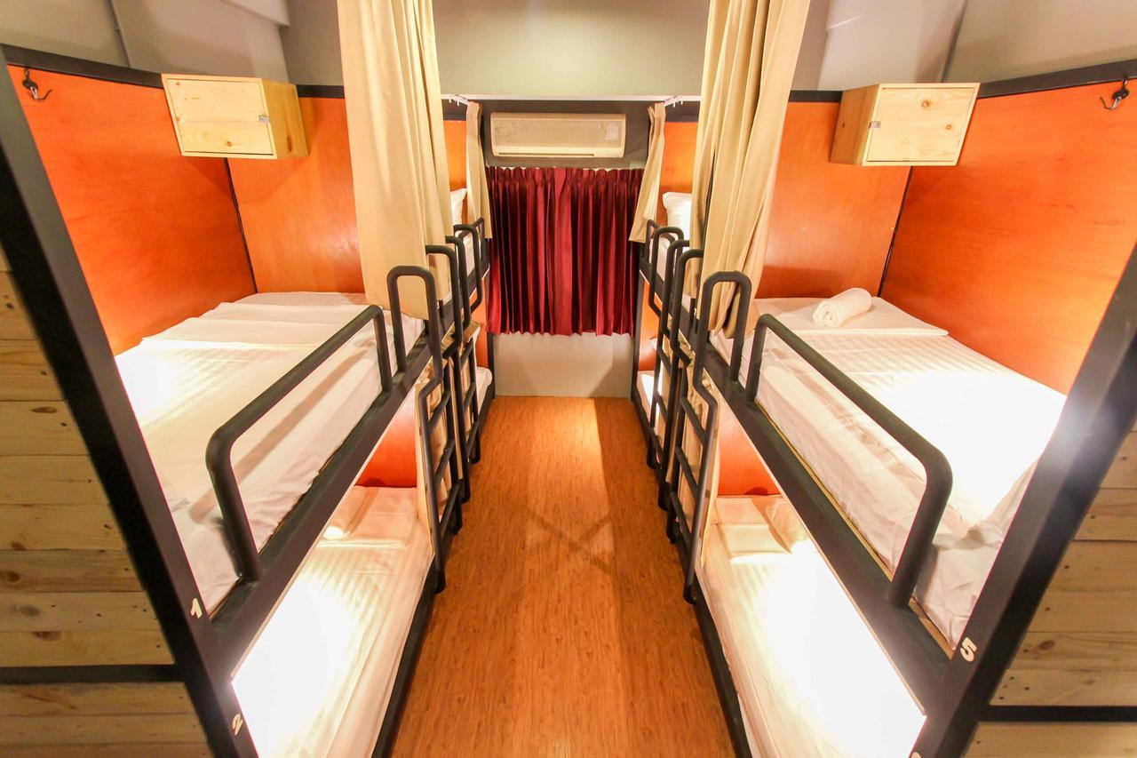 Thonglor Travellers Hostel And Cafe Bangkok Bagian luar foto