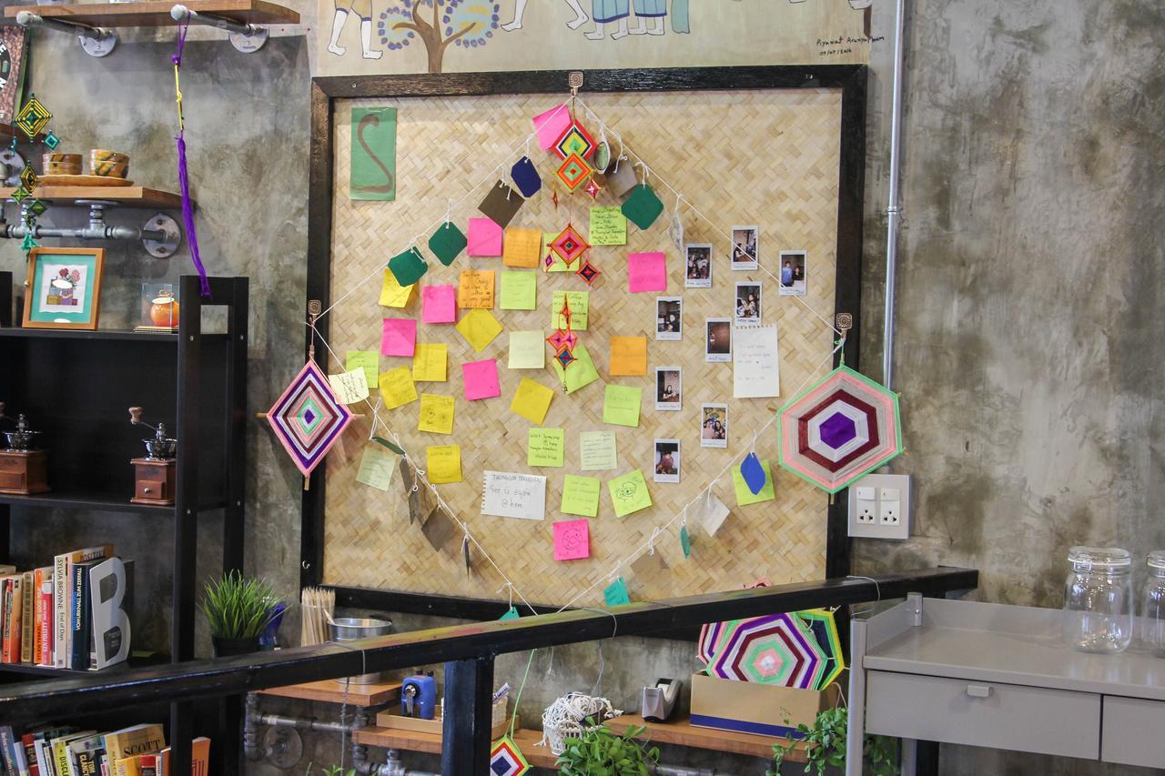 Thonglor Travellers Hostel And Cafe Bangkok Bagian luar foto