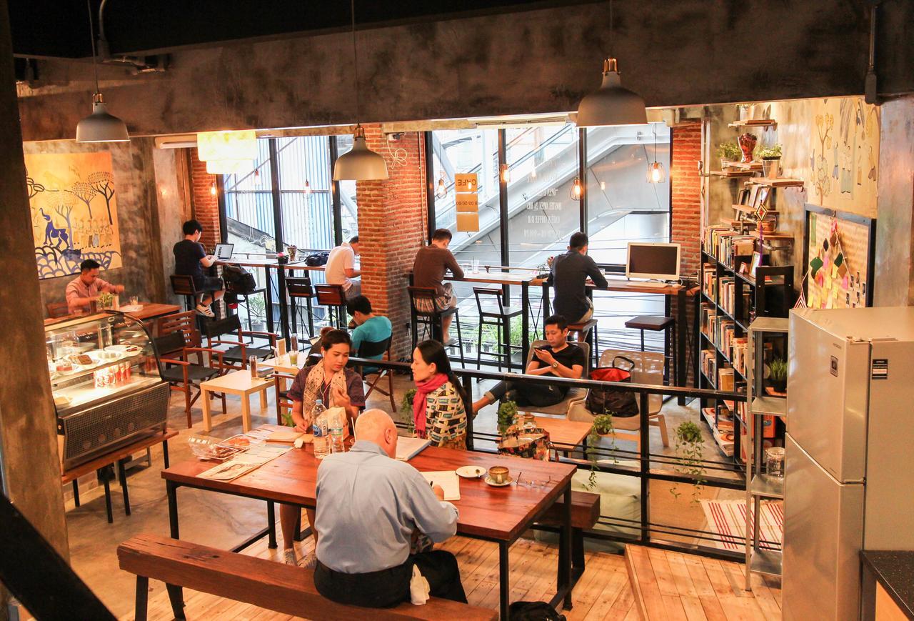 Thonglor Travellers Hostel And Cafe Bangkok Bagian luar foto