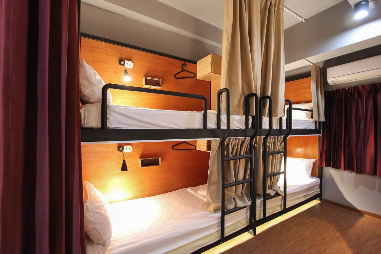 Thonglor Travellers Hostel And Cafe Bangkok Bagian luar foto