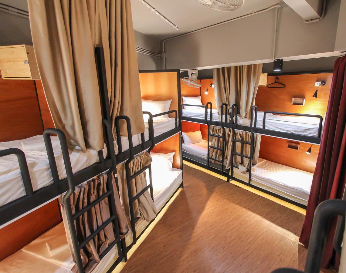 Thonglor Travellers Hostel And Cafe Bangkok Bagian luar foto