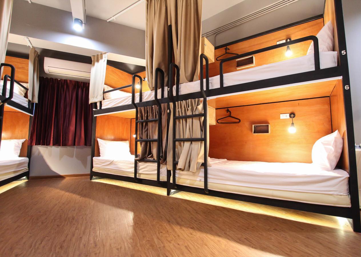 Thonglor Travellers Hostel And Cafe Bangkok Bagian luar foto