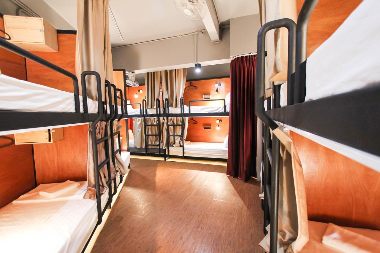 Thonglor Travellers Hostel And Cafe Bangkok Bagian luar foto