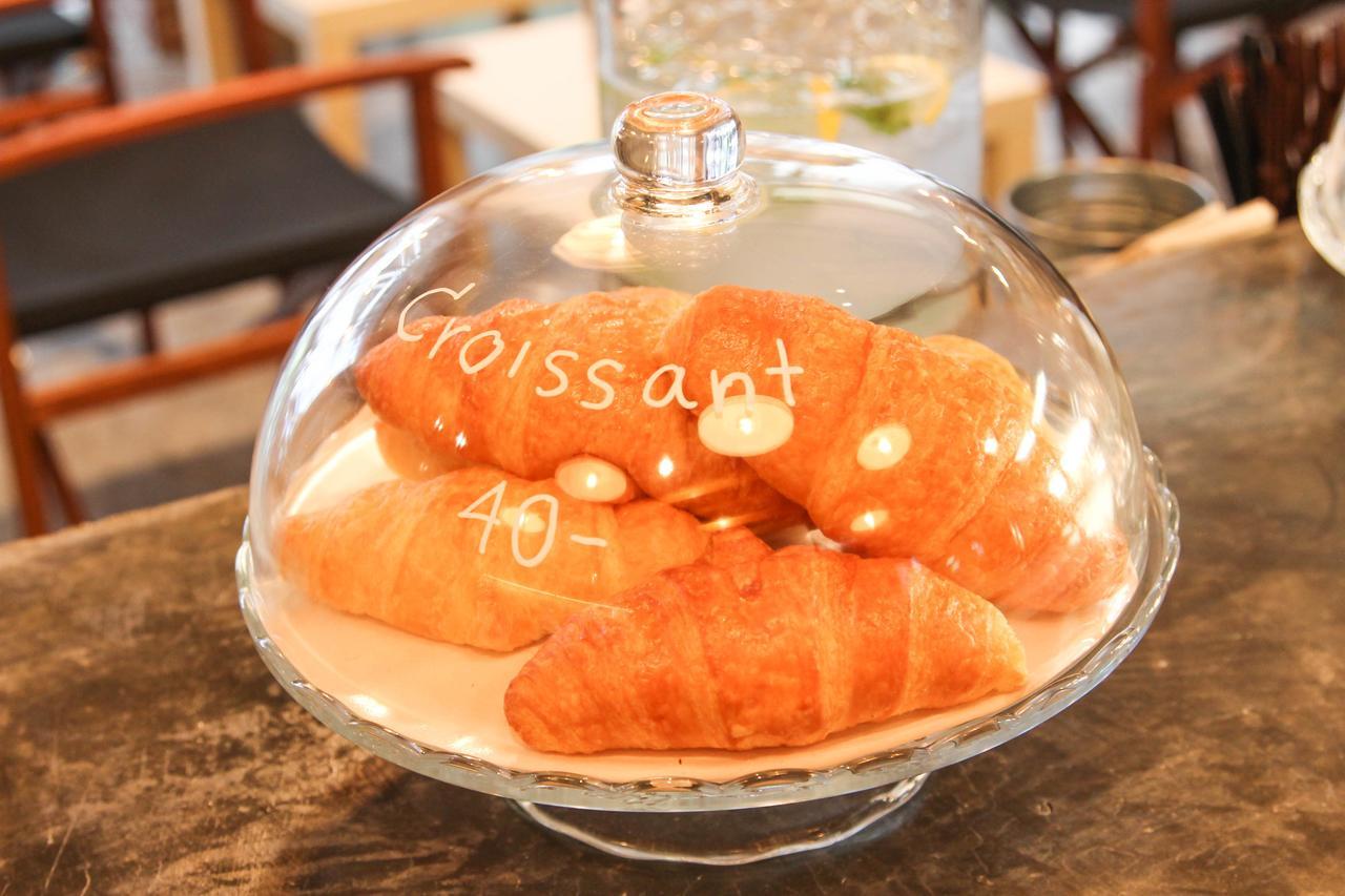 Thonglor Travellers Hostel And Cafe Bangkok Bagian luar foto