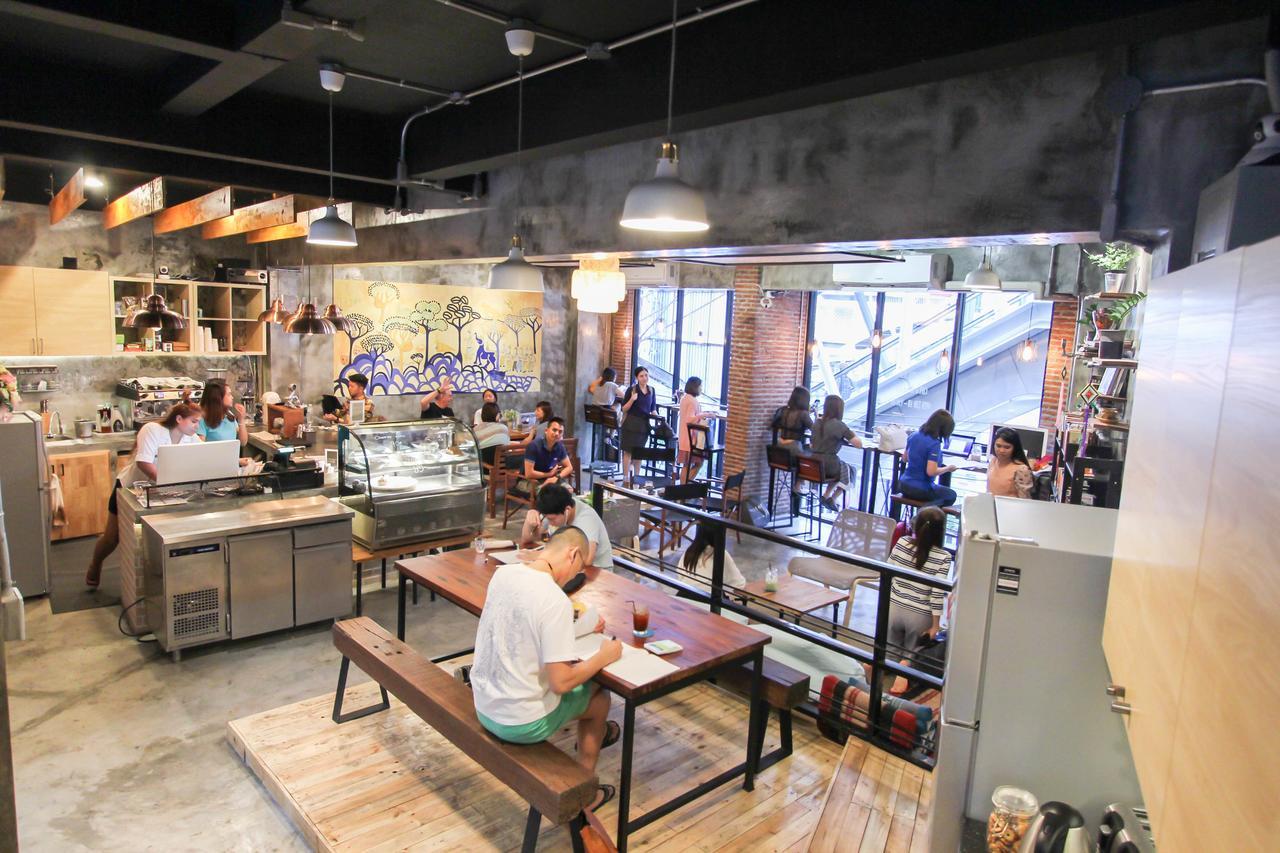 Thonglor Travellers Hostel And Cafe Bangkok Bagian luar foto