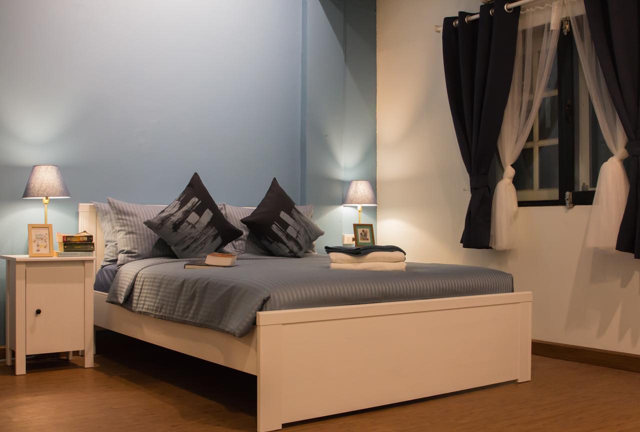 Thonglor Travellers Hostel And Cafe Bangkok Bagian luar foto