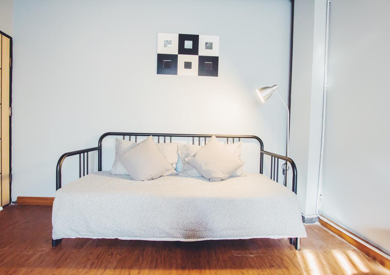 Thonglor Travellers Hostel And Cafe Bangkok Bagian luar foto
