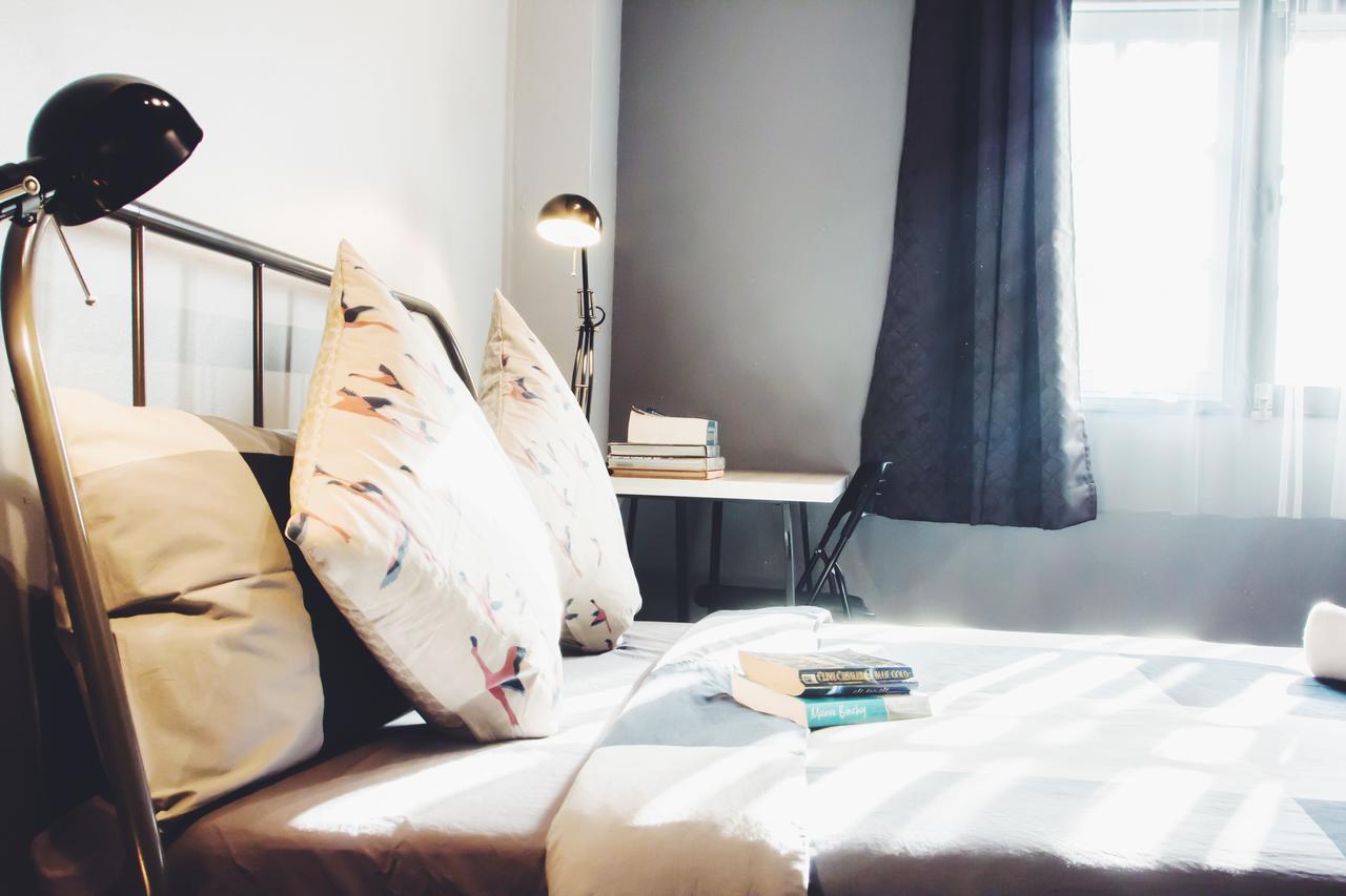 Thonglor Travellers Hostel And Cafe Bangkok Bagian luar foto