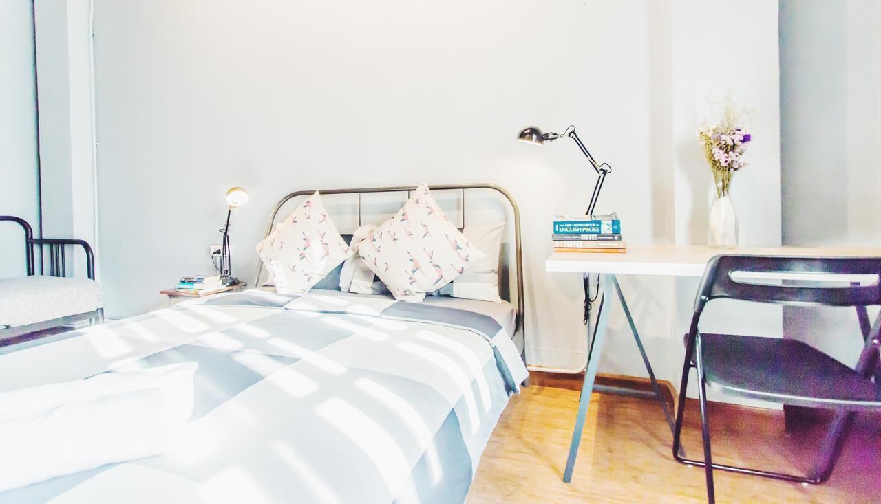 Thonglor Travellers Hostel And Cafe Bangkok Bagian luar foto