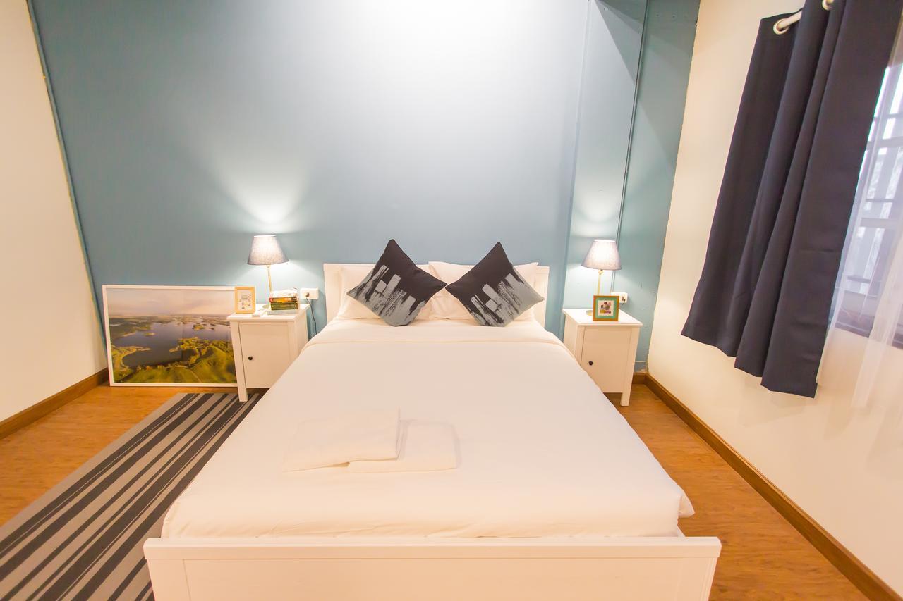 Thonglor Travellers Hostel And Cafe Bangkok Bagian luar foto
