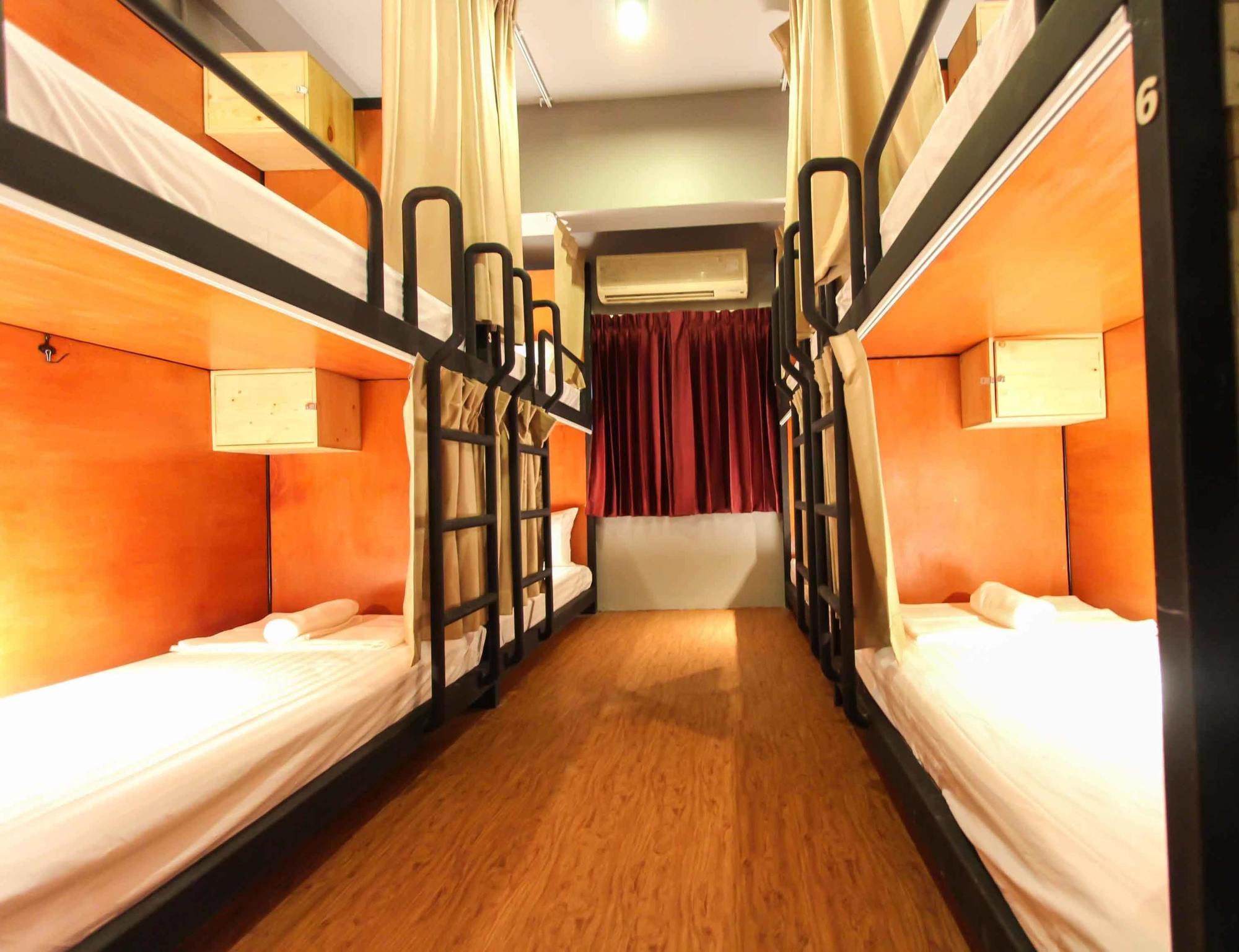 Thonglor Travellers Hostel And Cafe Bangkok Bagian luar foto