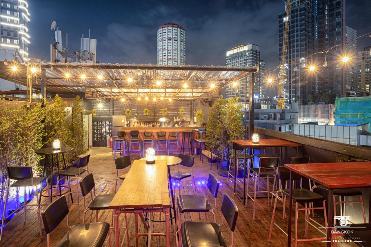 Thonglor Travellers Hostel And Cafe Bangkok Bagian luar foto
