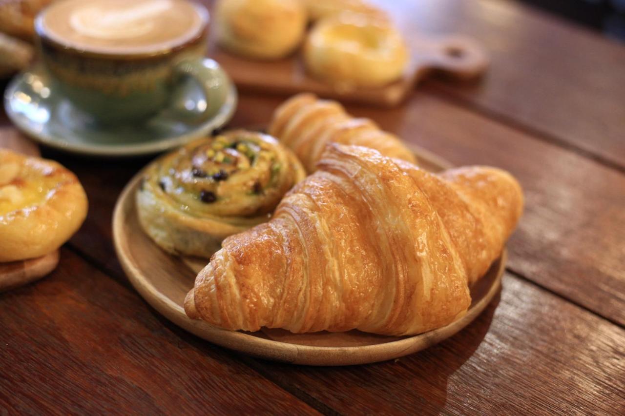 Thonglor Travellers Hostel And Cafe Bangkok Bagian luar foto