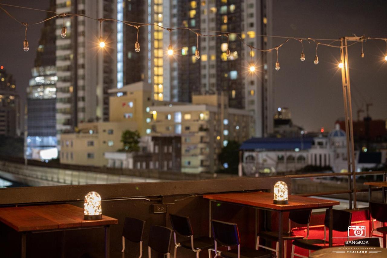 Thonglor Travellers Hostel And Cafe Bangkok Bagian luar foto