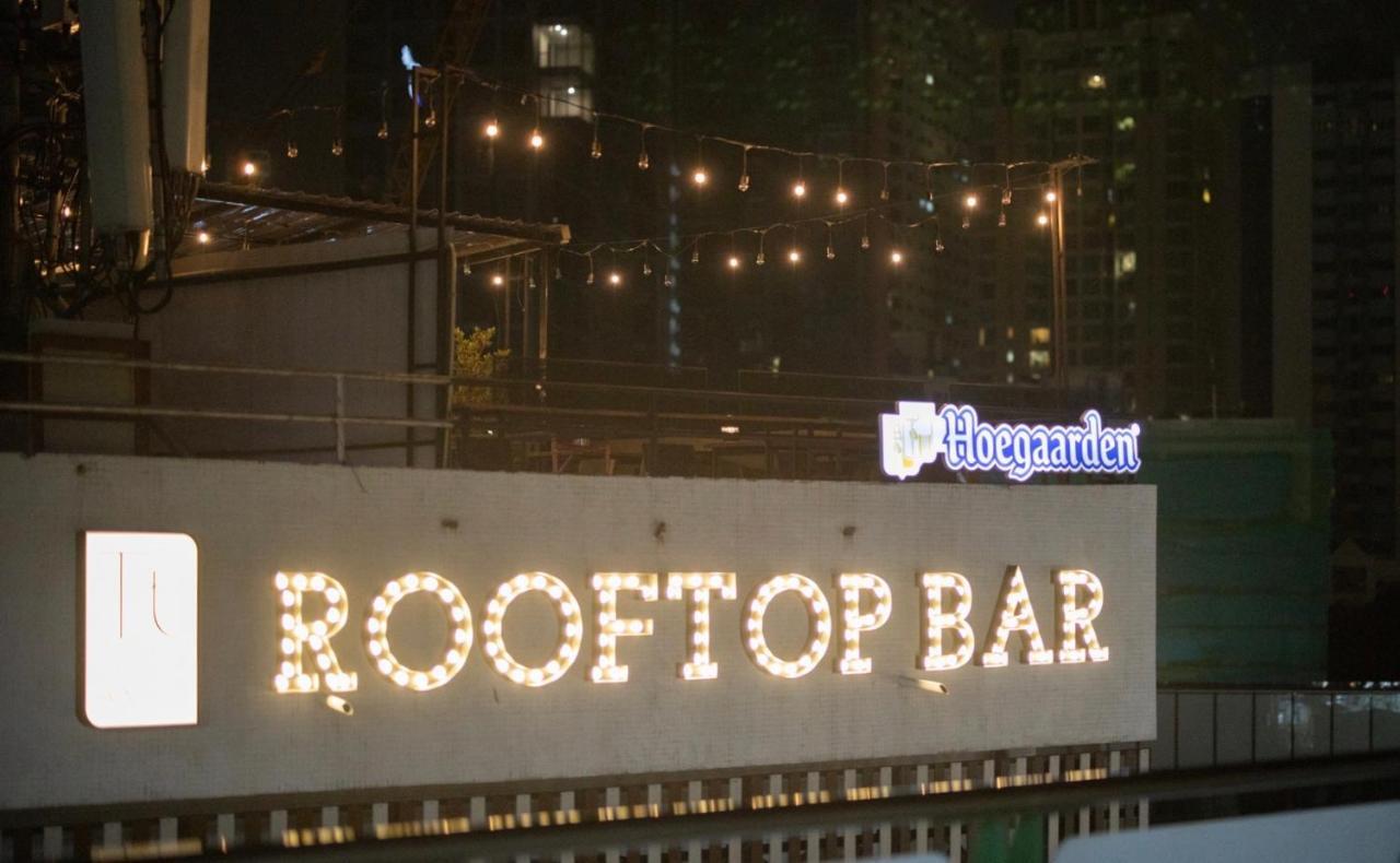 Thonglor Travellers Hostel And Cafe Bangkok Bagian luar foto