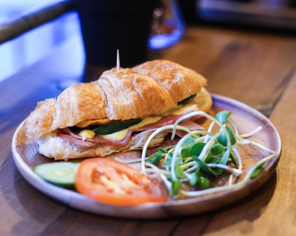 Thonglor Travellers Hostel And Cafe Bangkok Bagian luar foto