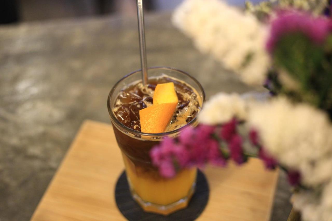 Thonglor Travellers Hostel And Cafe Bangkok Bagian luar foto