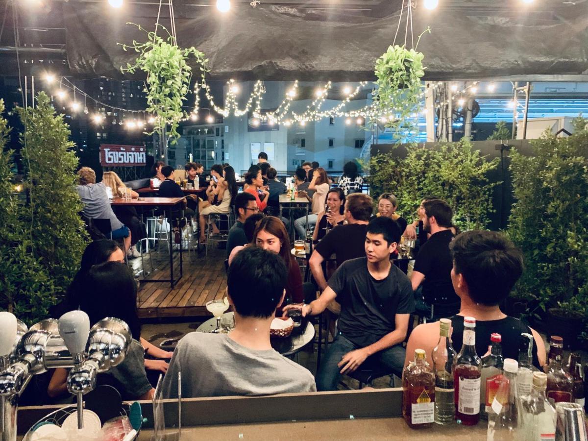 Thonglor Travellers Hostel And Cafe Bangkok Bagian luar foto