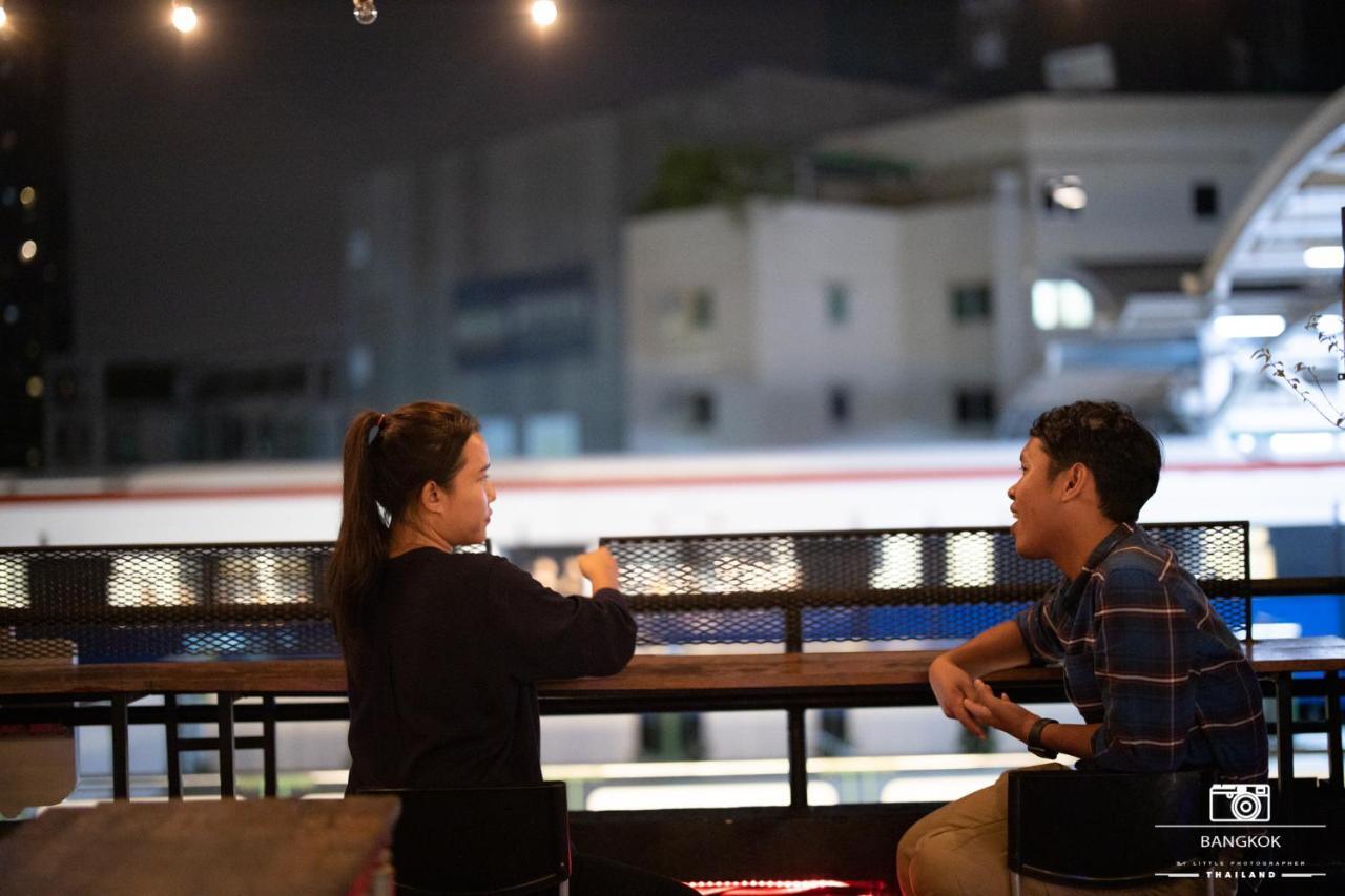 Thonglor Travellers Hostel And Cafe Bangkok Bagian luar foto