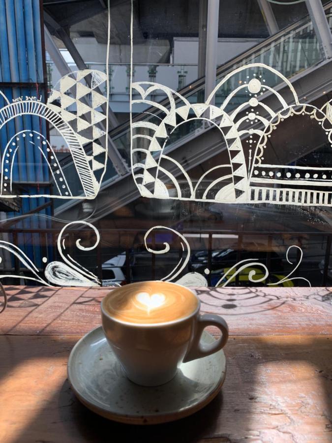 Thonglor Travellers Hostel And Cafe Bangkok Bagian luar foto