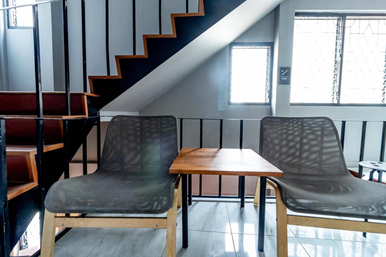 Thonglor Travellers Hostel And Cafe Bangkok Bagian luar foto