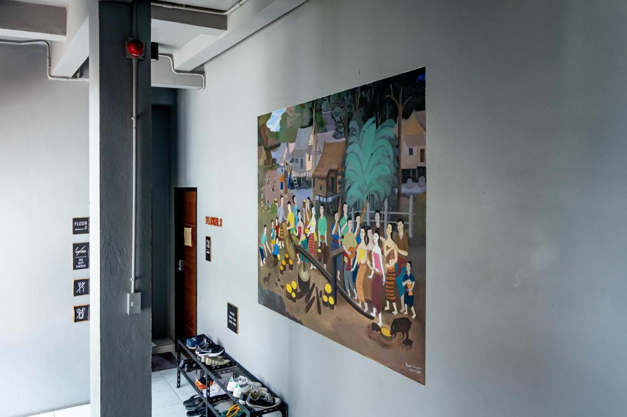 Thonglor Travellers Hostel And Cafe Bangkok Bagian luar foto