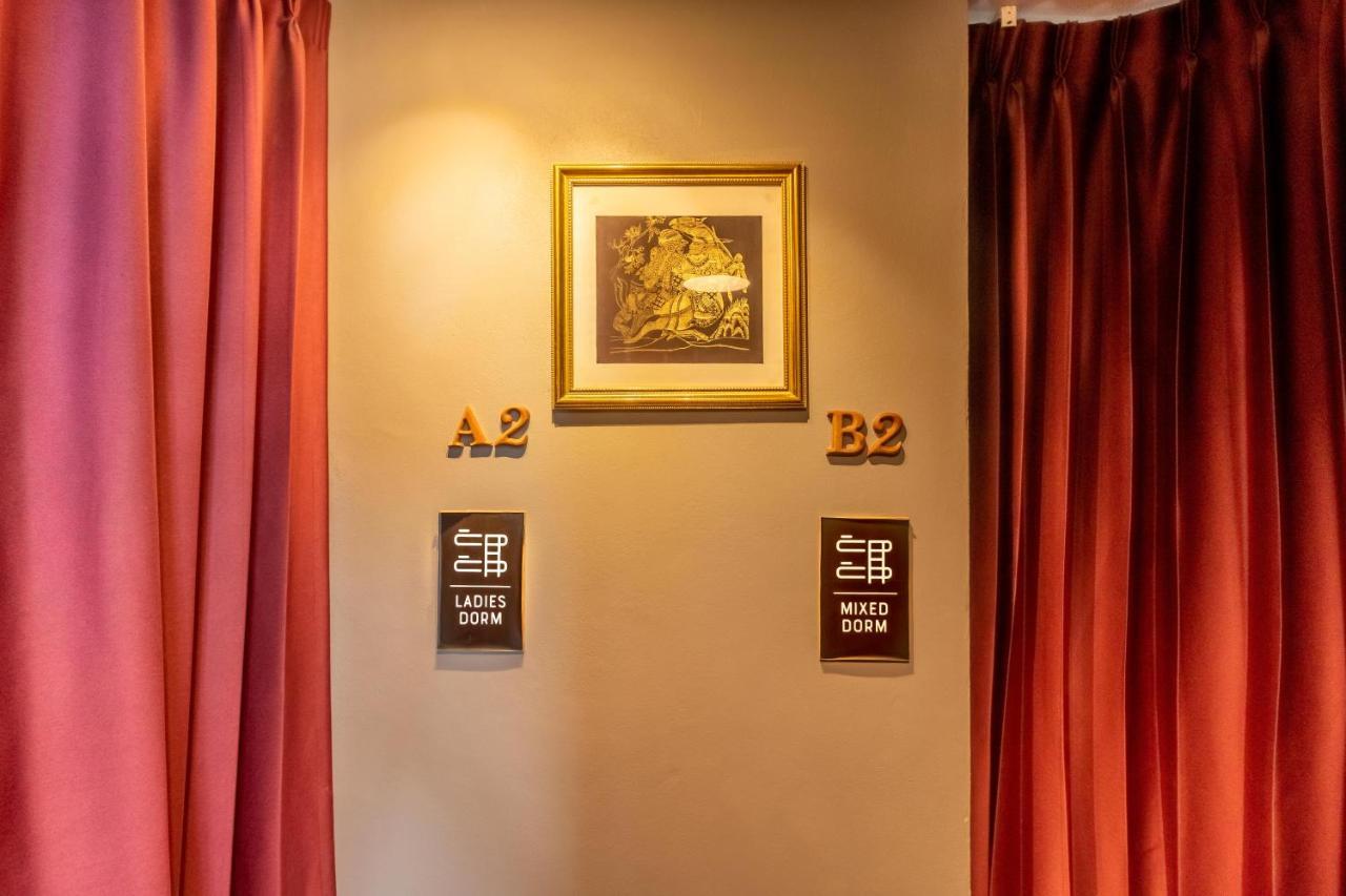 Thonglor Travellers Hostel And Cafe Bangkok Bagian luar foto