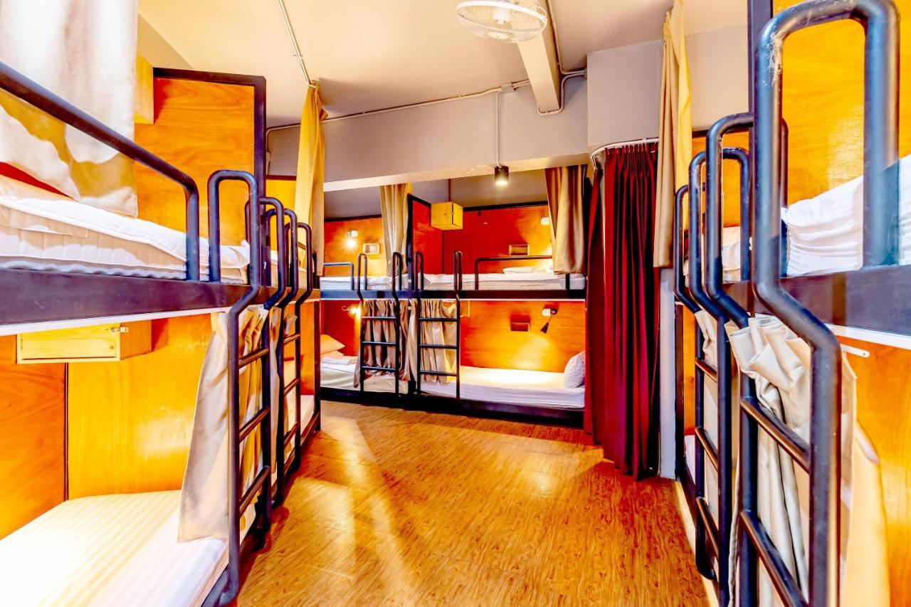 Thonglor Travellers Hostel And Cafe Bangkok Bagian luar foto