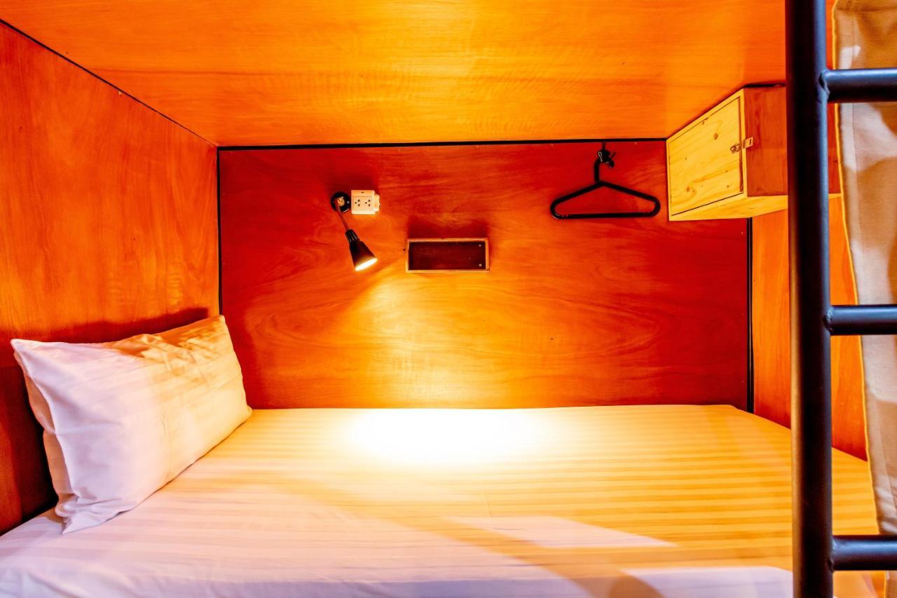 Thonglor Travellers Hostel And Cafe Bangkok Bagian luar foto