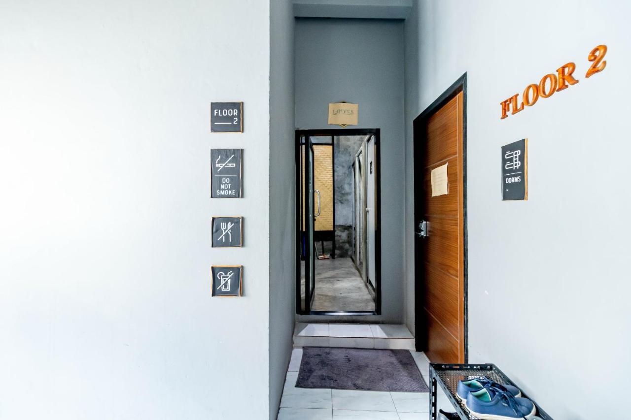 Thonglor Travellers Hostel And Cafe Bangkok Bagian luar foto
