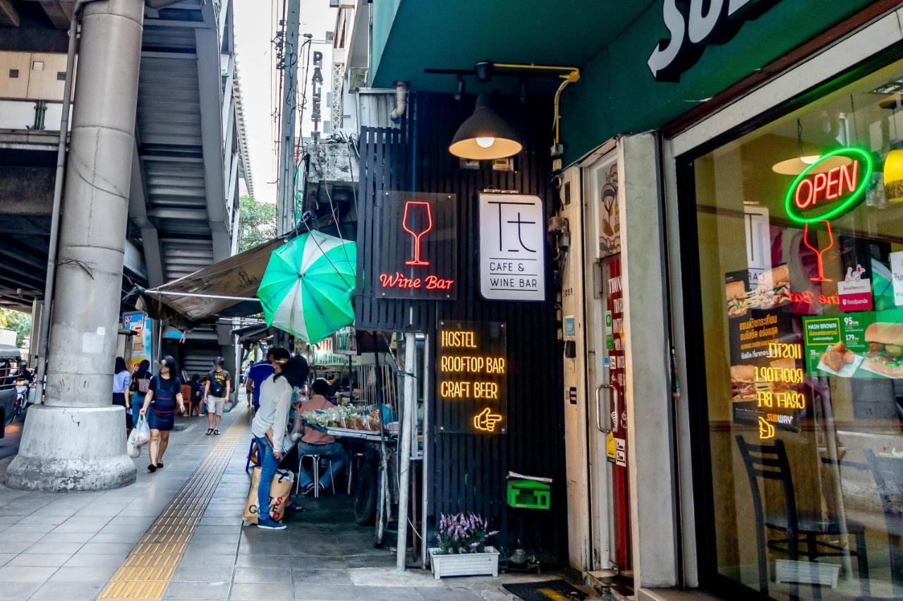 Thonglor Travellers Hostel And Cafe Bangkok Bagian luar foto