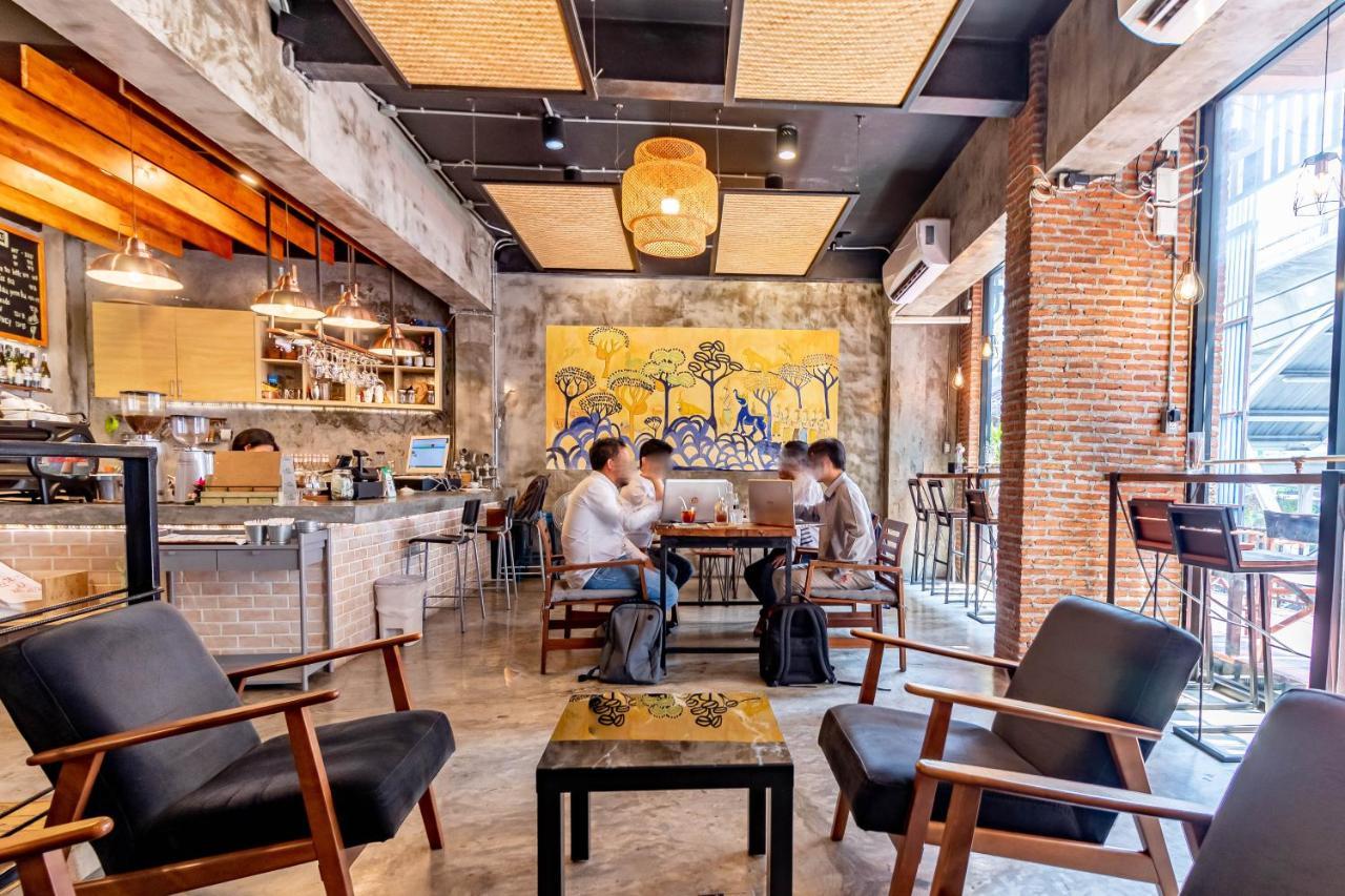 Thonglor Travellers Hostel And Cafe Bangkok Bagian luar foto