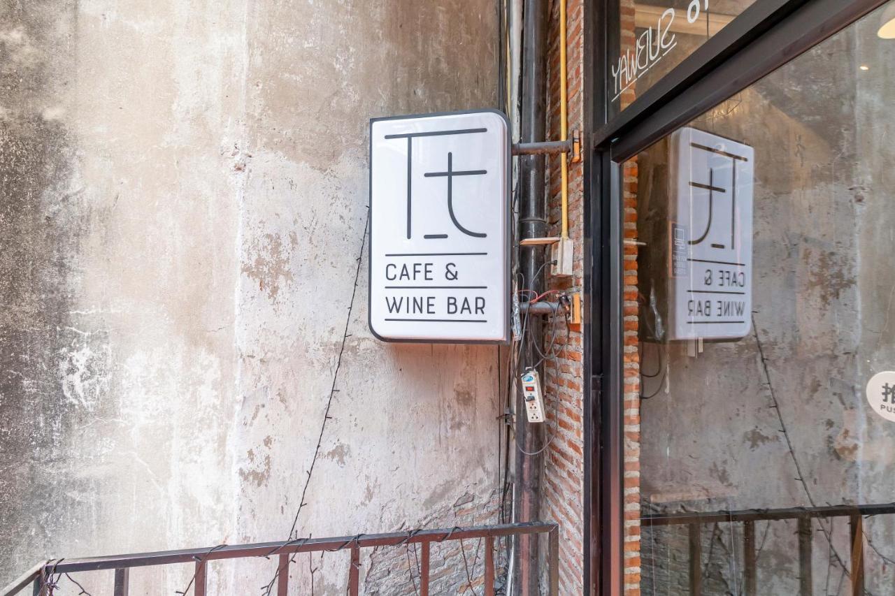 Thonglor Travellers Hostel And Cafe Bangkok Bagian luar foto