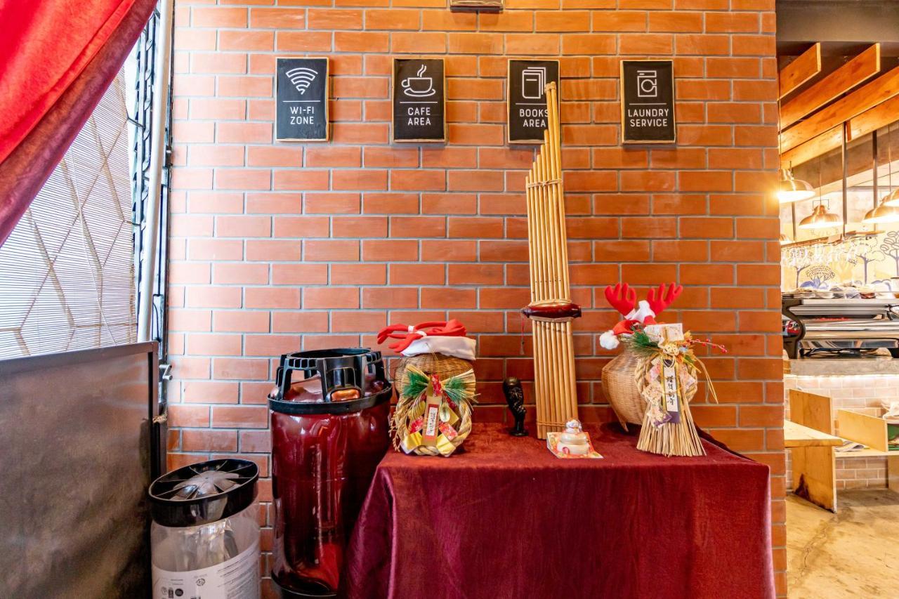 Thonglor Travellers Hostel And Cafe Bangkok Bagian luar foto