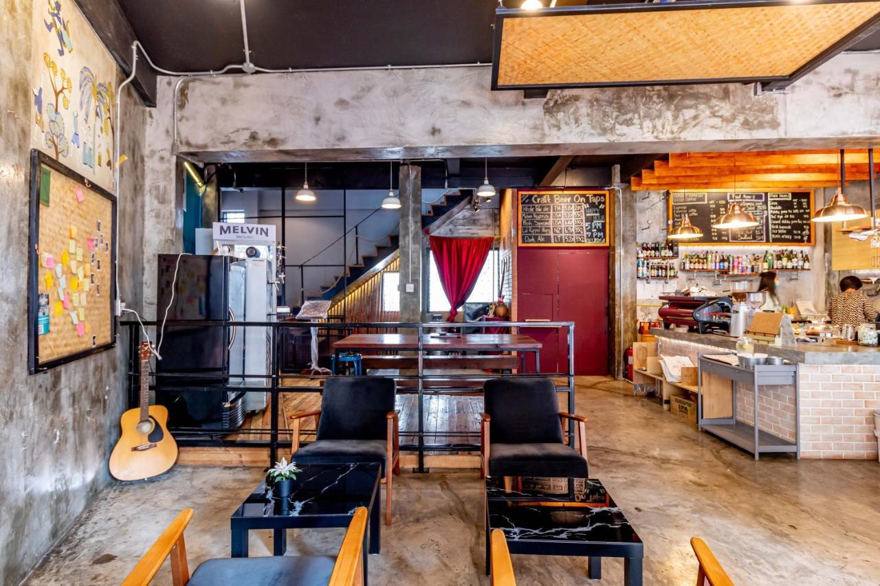 Thonglor Travellers Hostel And Cafe Bangkok Bagian luar foto