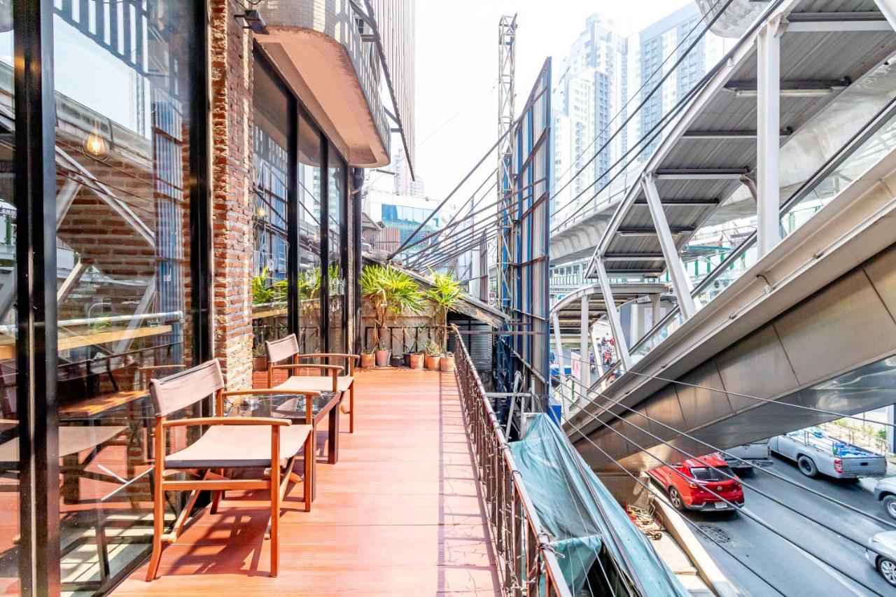 Thonglor Travellers Hostel And Cafe Bangkok Bagian luar foto