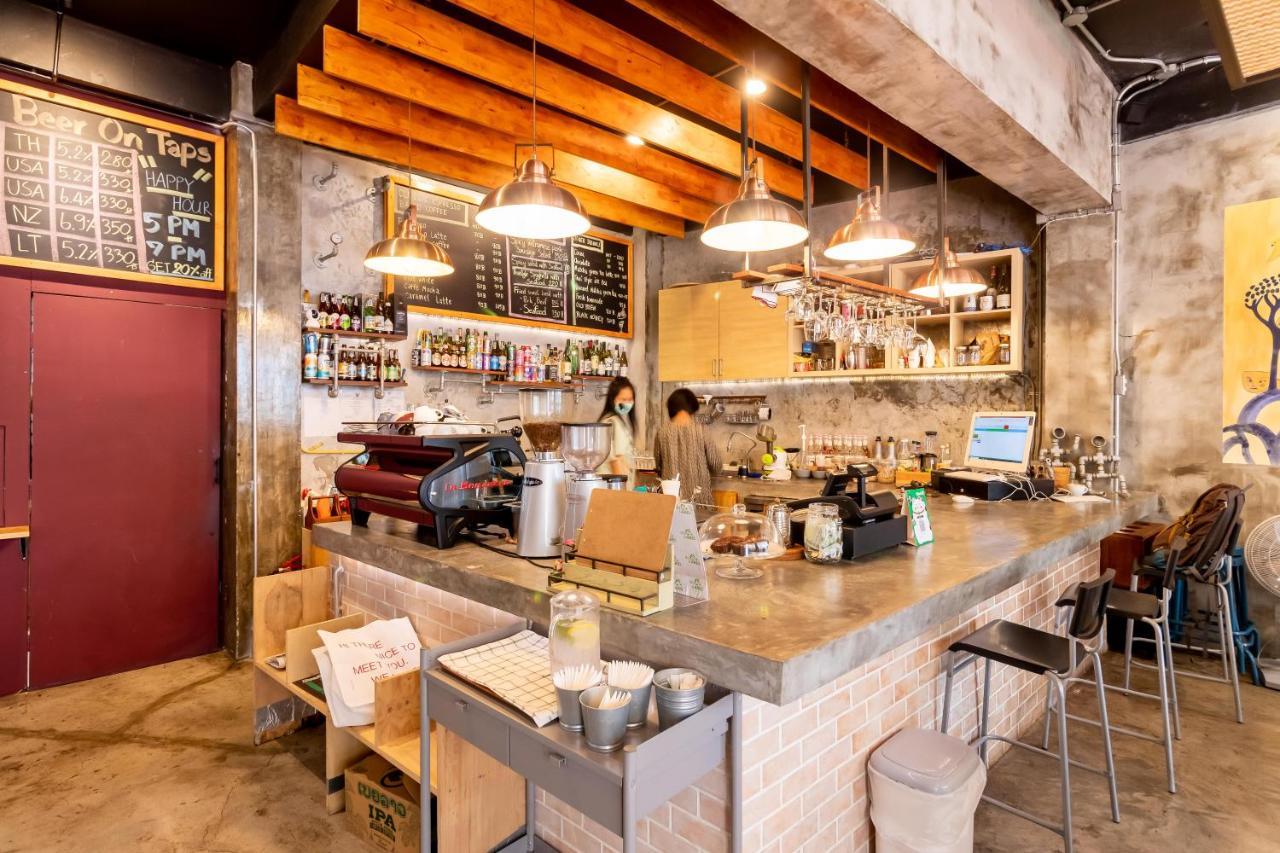 Thonglor Travellers Hostel And Cafe Bangkok Bagian luar foto
