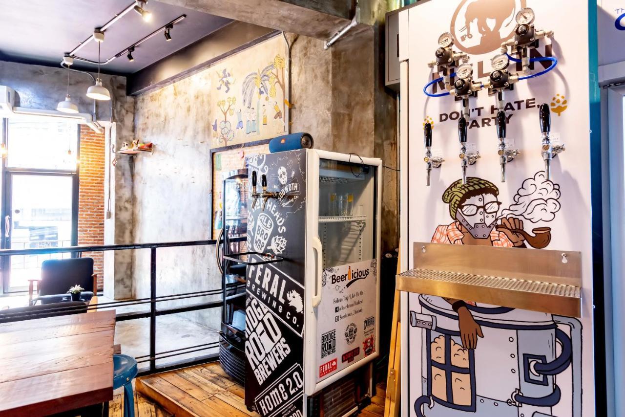 Thonglor Travellers Hostel And Cafe Bangkok Bagian luar foto