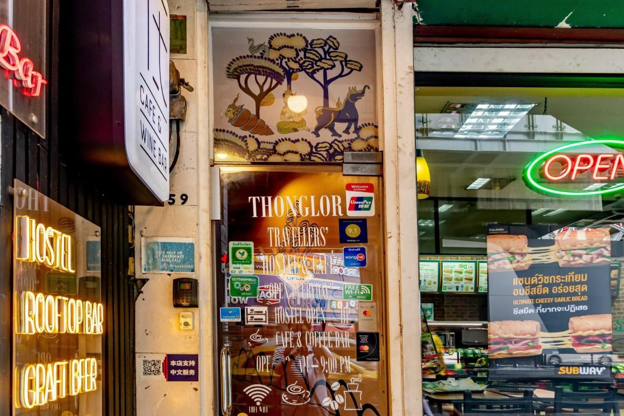 Thonglor Travellers Hostel And Cafe Bangkok Bagian luar foto