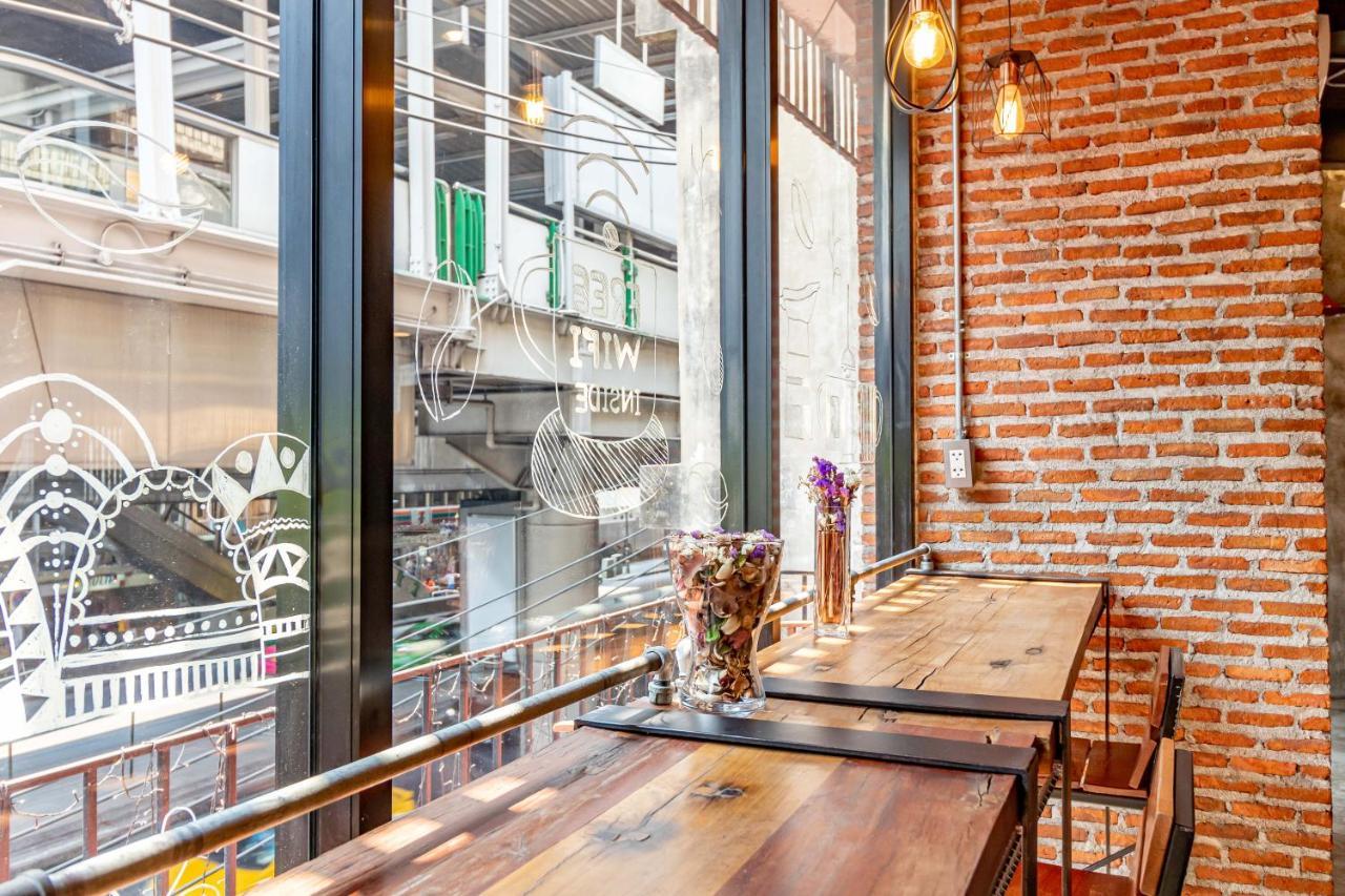 Thonglor Travellers Hostel And Cafe Bangkok Bagian luar foto