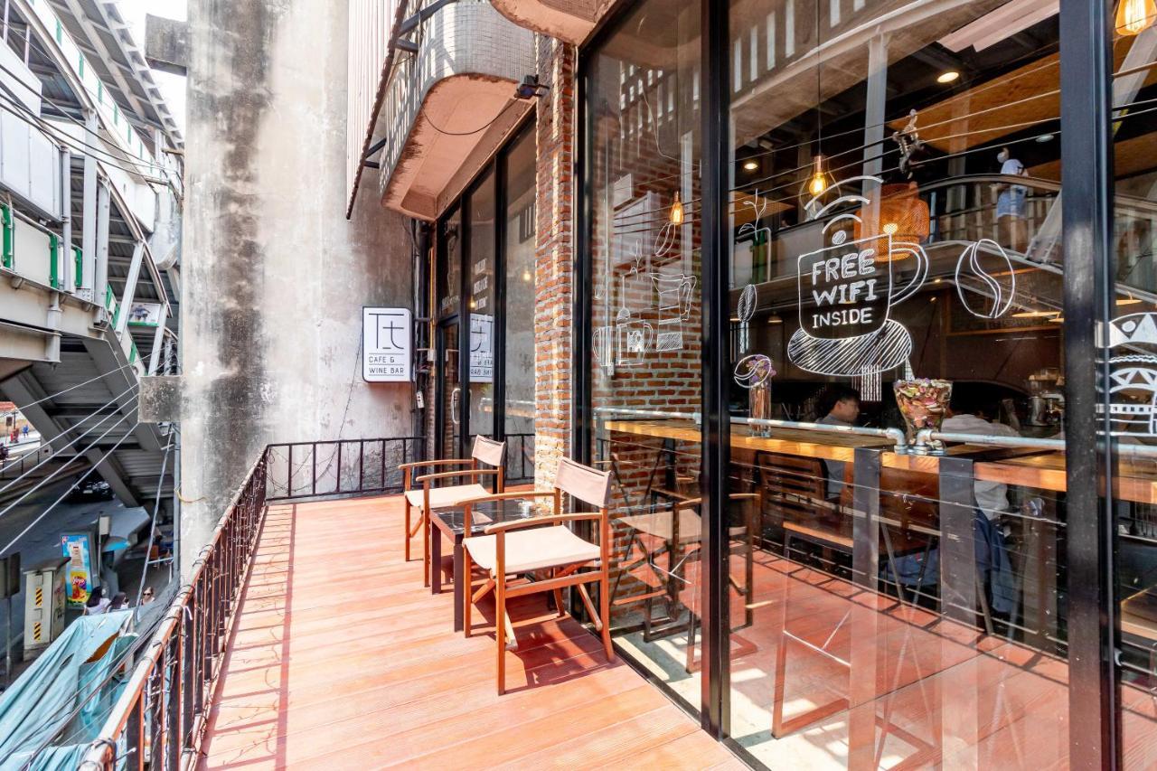 Thonglor Travellers Hostel And Cafe Bangkok Bagian luar foto